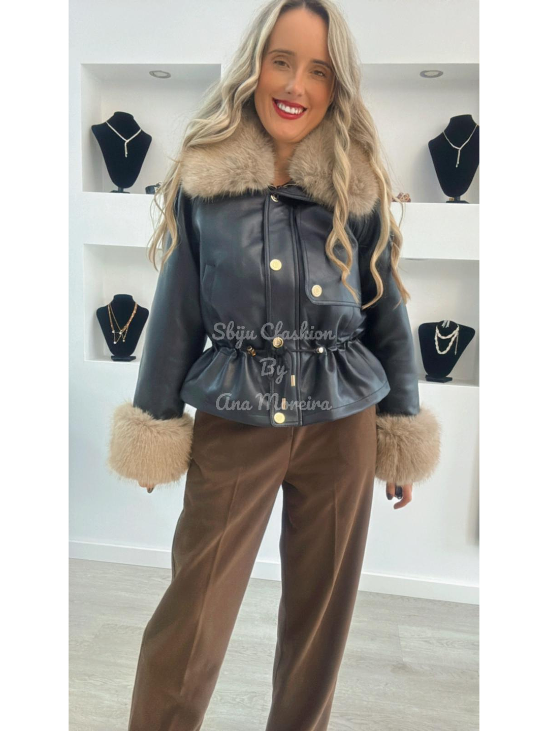 Casaca em ecopele ajustável na cinta com pelo interior 12