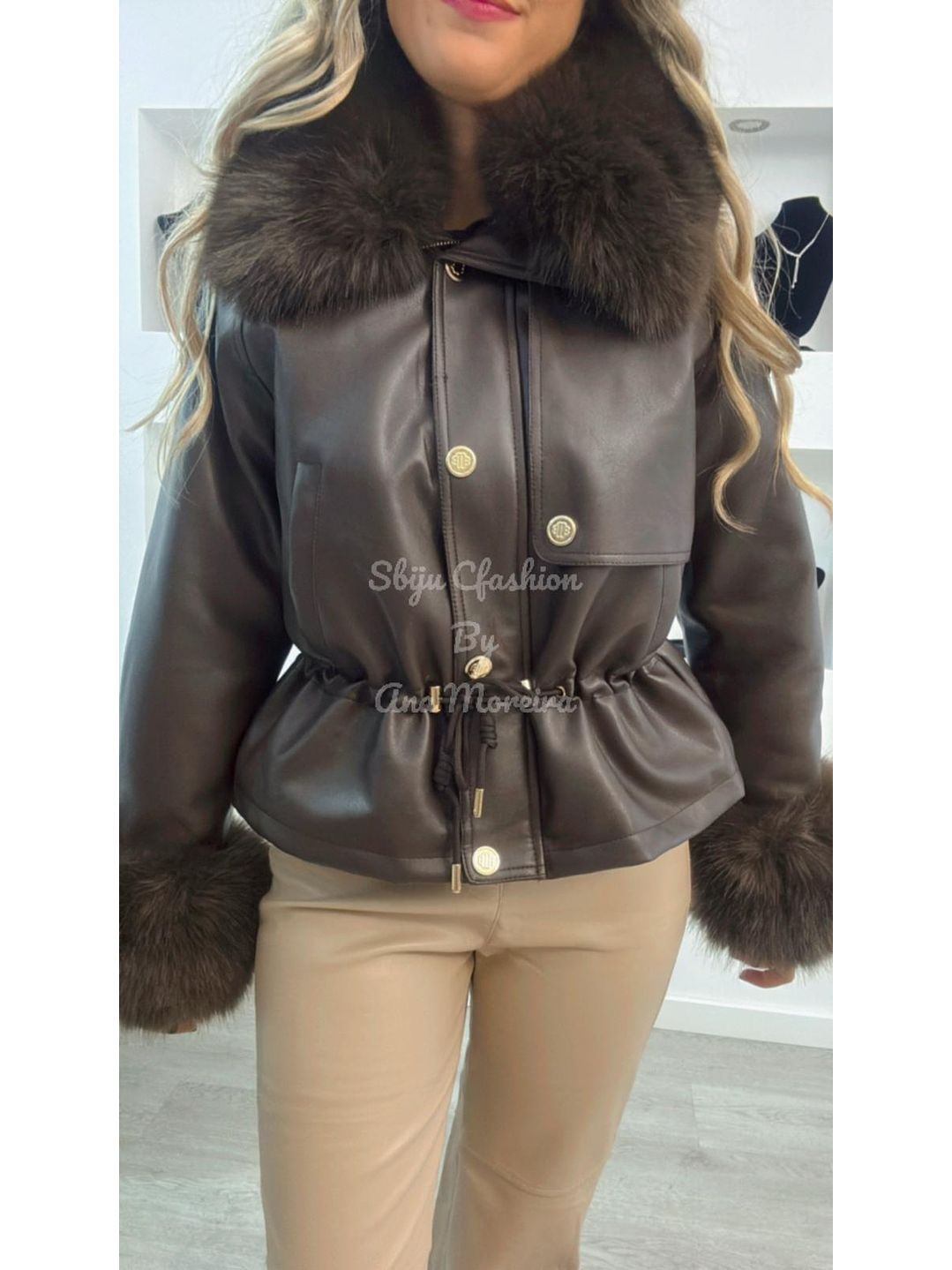 Casaca em ecopele ajustável na cinta com pelo interior 4