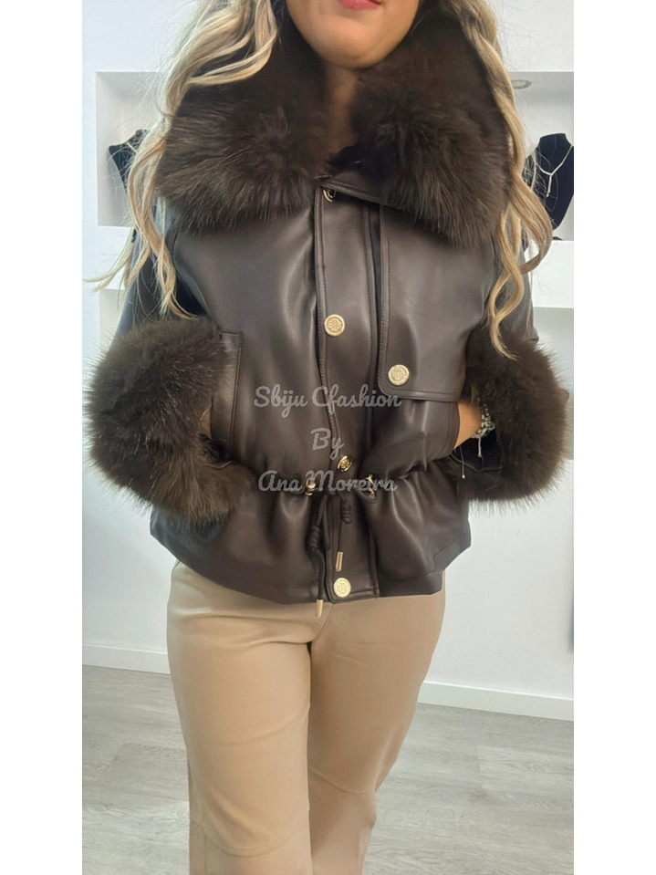 Casaca em ecopele ajustável na cinta com pelo interior 5