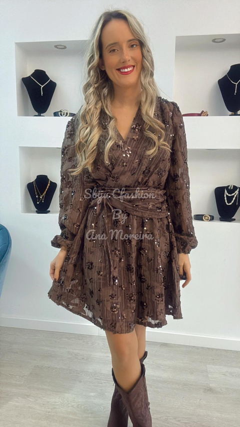 Vestido castanho com brilhos e franzido na cinta