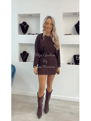 Vestido com abertura nas costas e brilhos