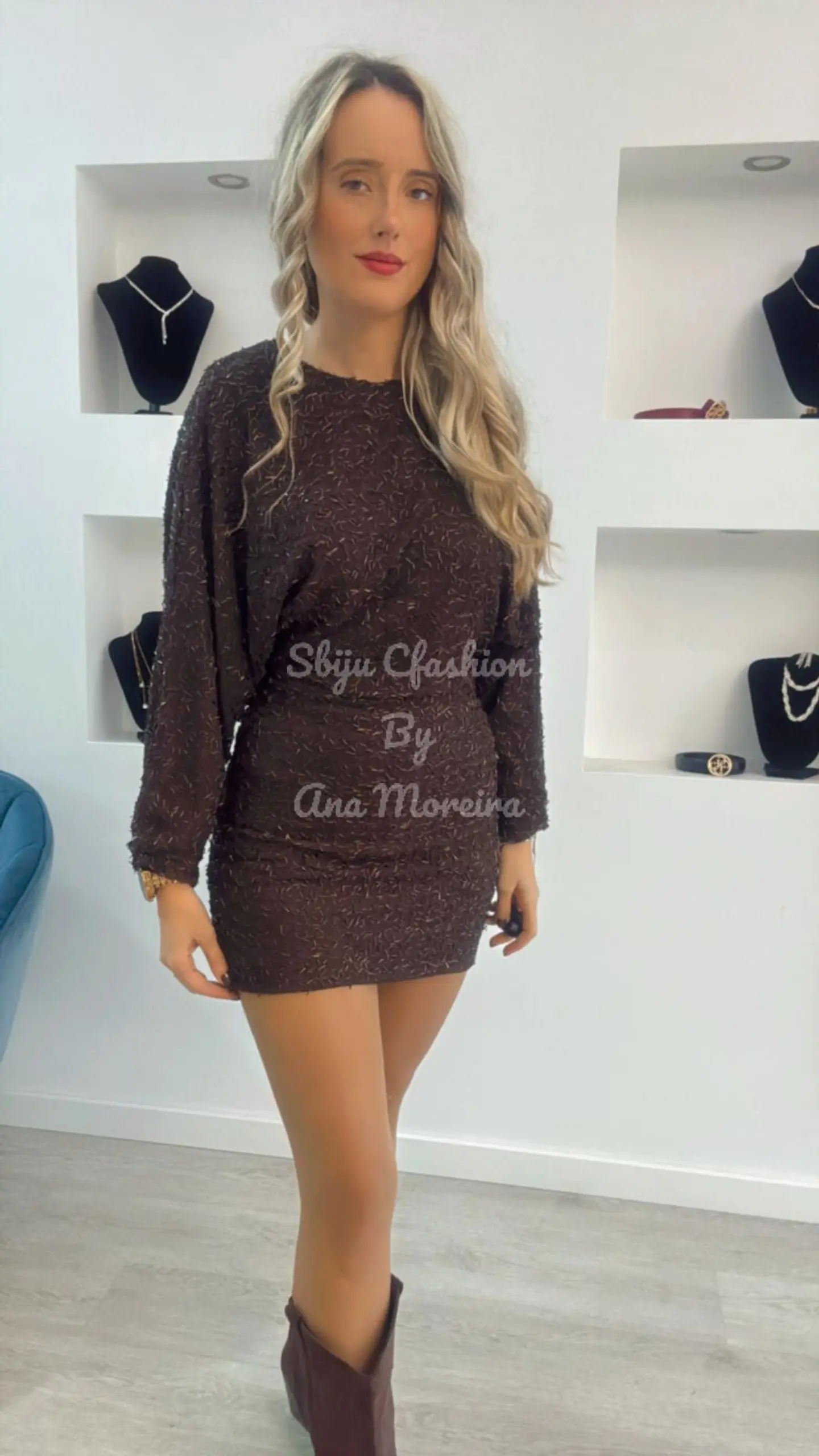 Vestido com abertura nas costas e brilhos 6