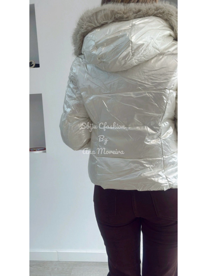 Kispo Branco Metalizado com Pelo Removível 4