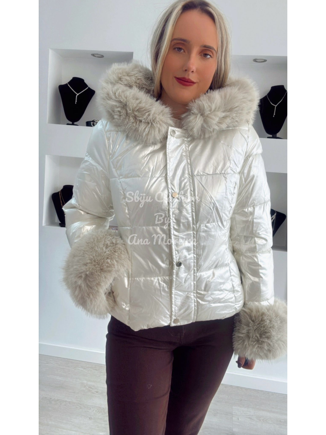 Kispo Branco Metalizado com Pelo Removível 6