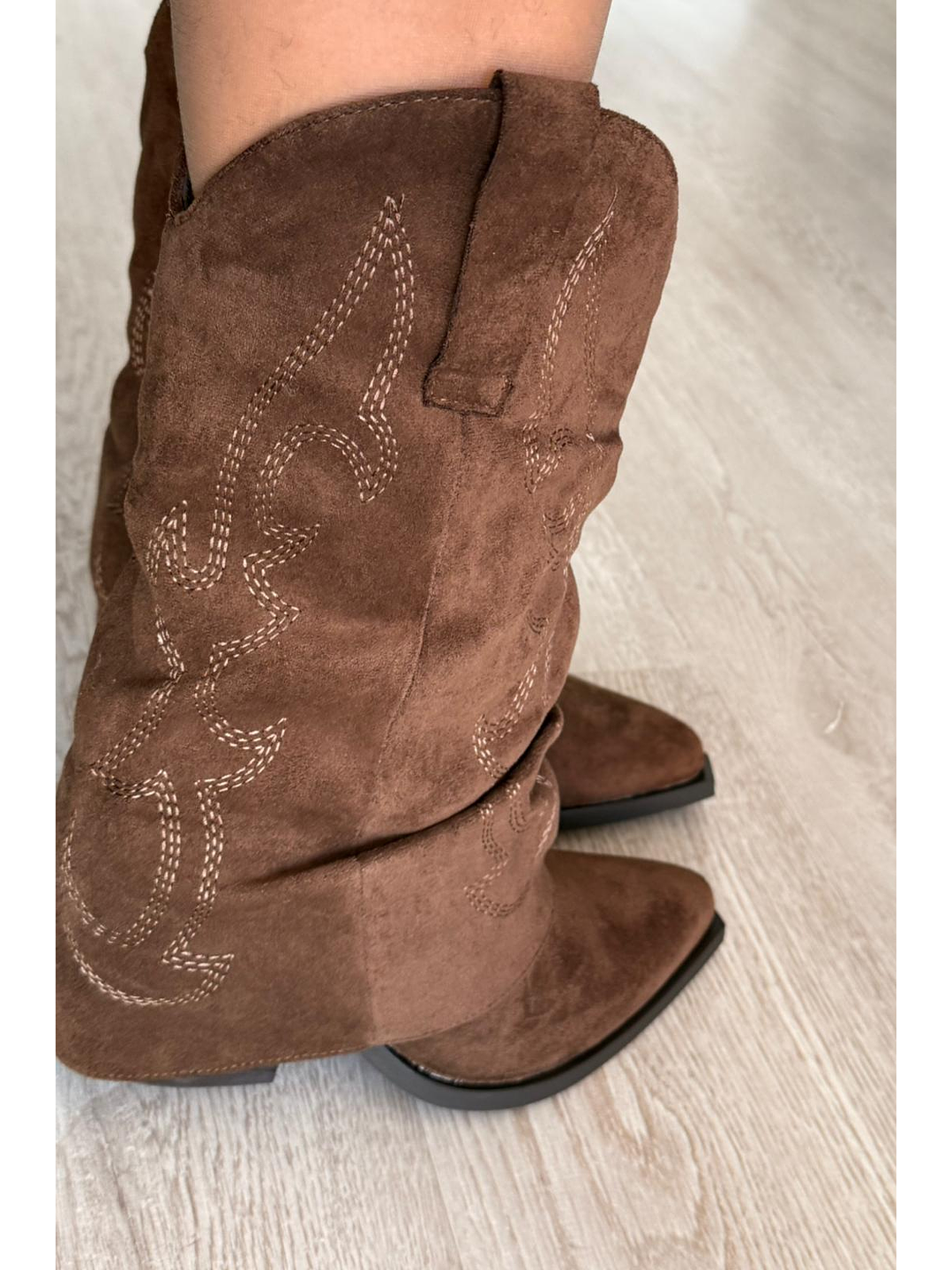 Bota Texana de Camurça com Cano Estilo Polaina (Cano Médio) 2