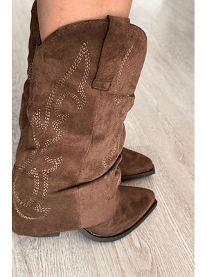 Bota Texana de Camurça com Cano Estilo Polaina (Cano Médio)