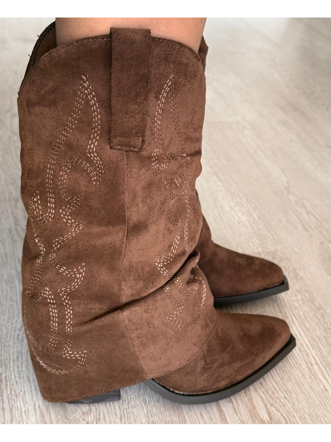 Bota Texana de Camurça com Cano Estilo Polaina (Cano Médio) 3