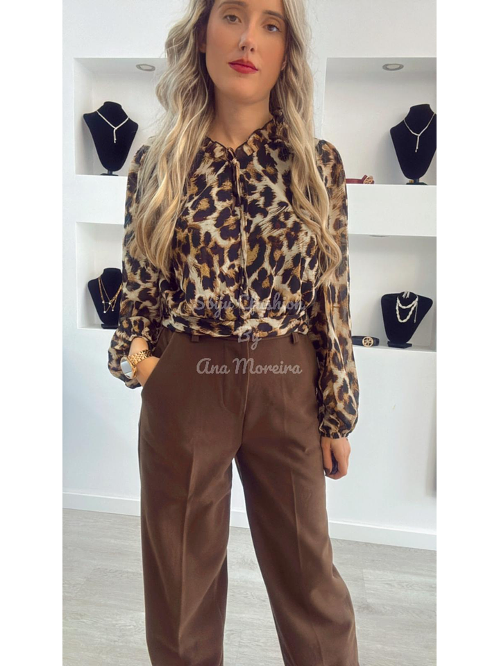 Calças Castanhas em Fazenda 3