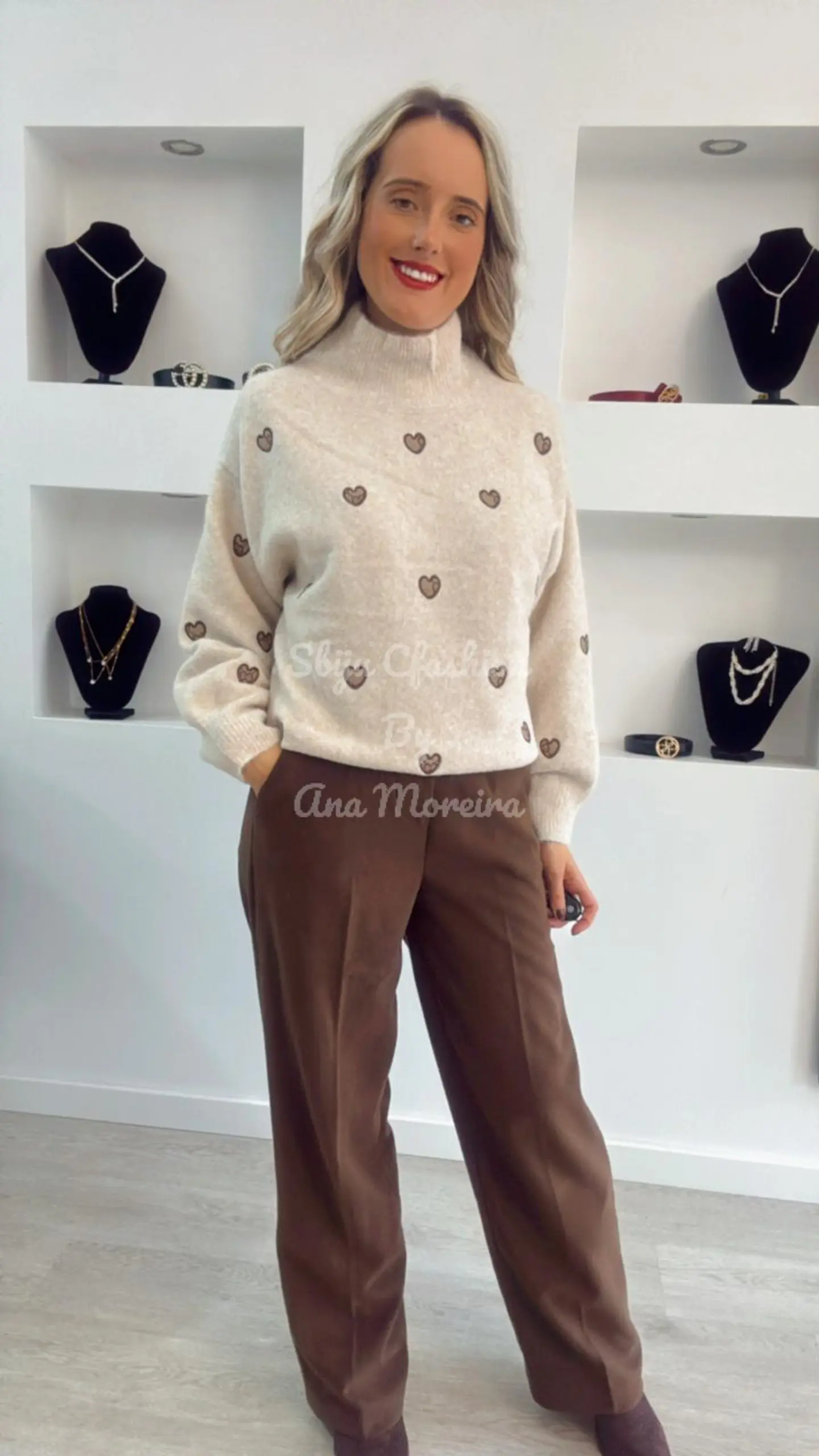 Calças Castanhas em Fazenda 4