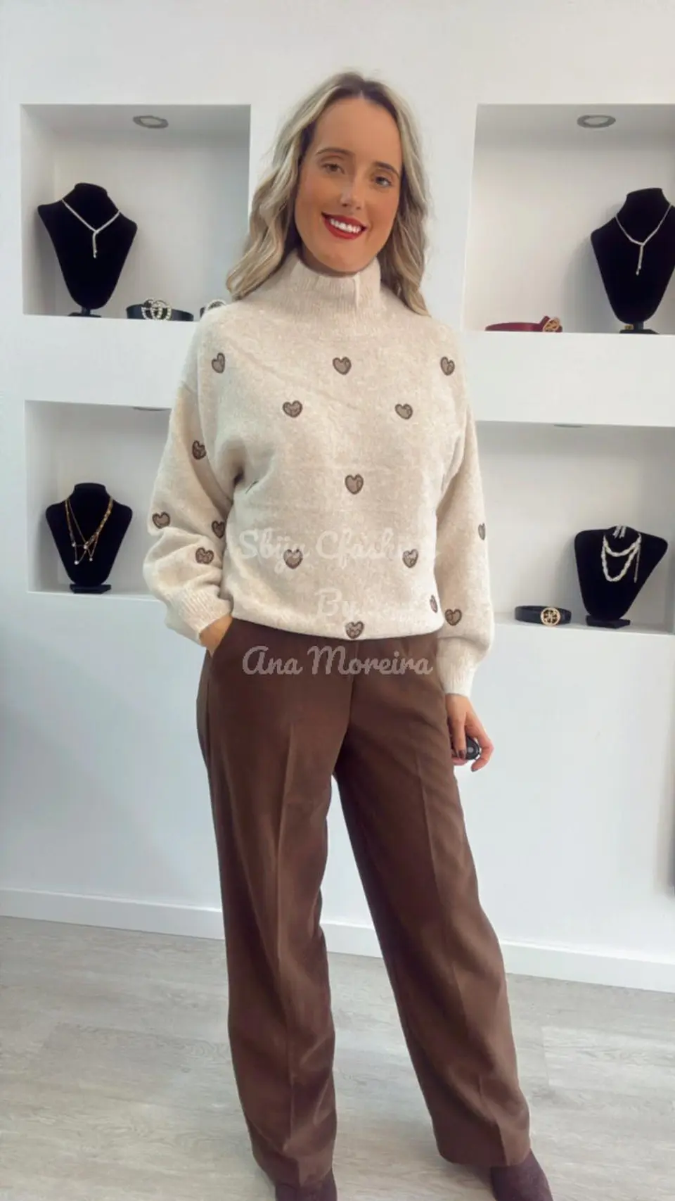 Calças Castanhas em Fazenda 4