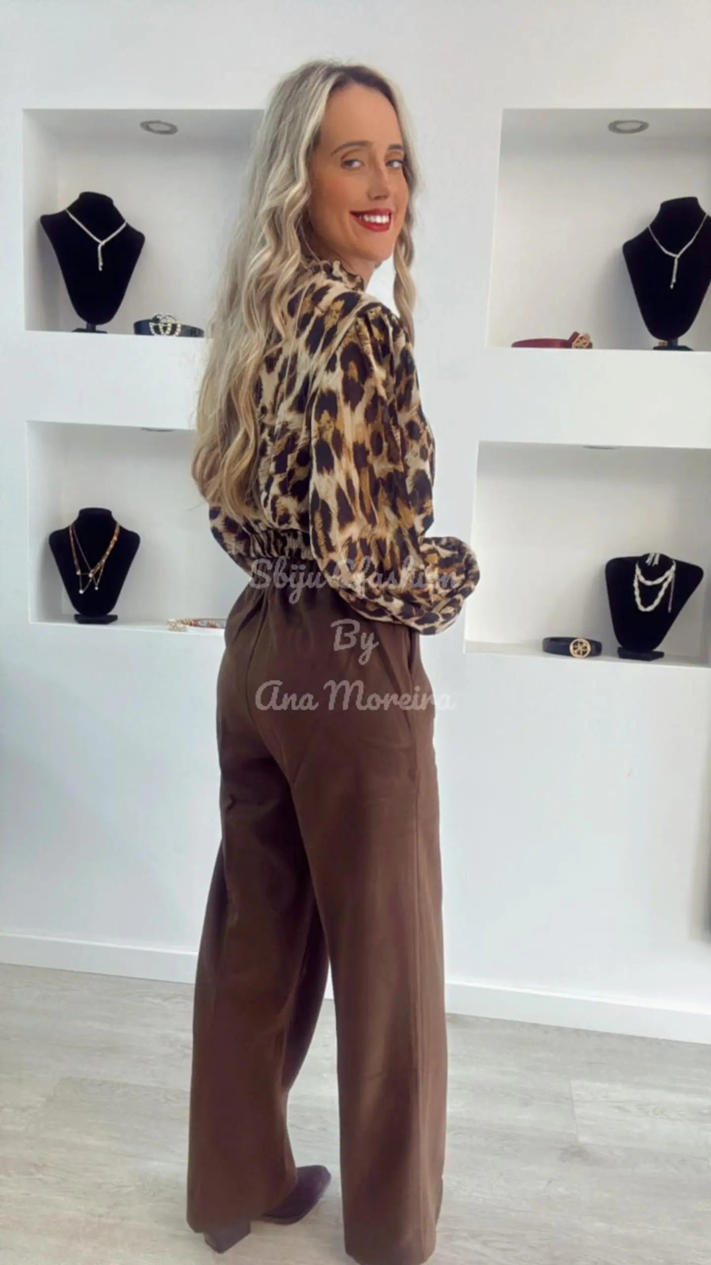 Calças Castanhas em Fazenda 2