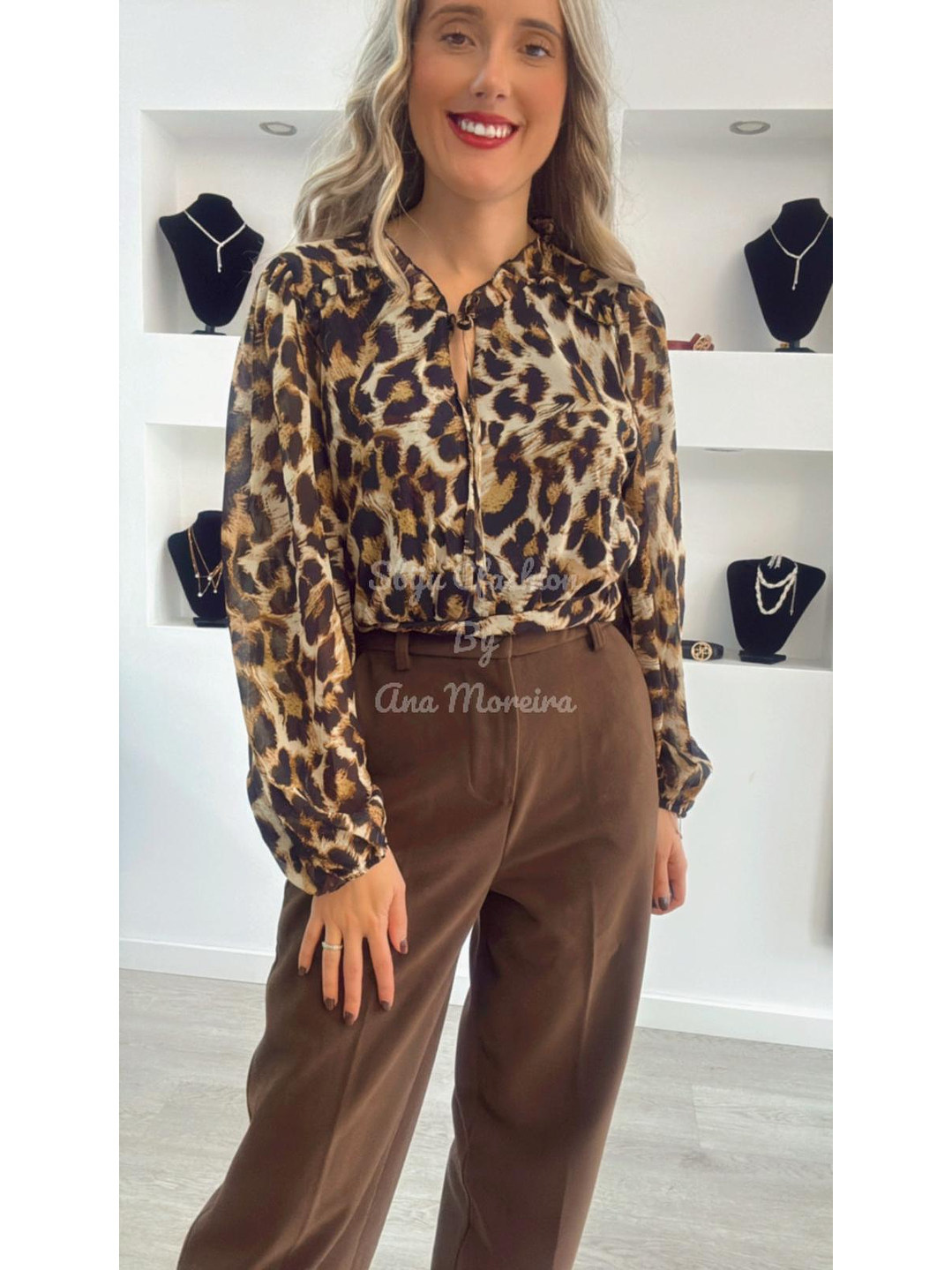 Calças Castanhas em Fazenda 5