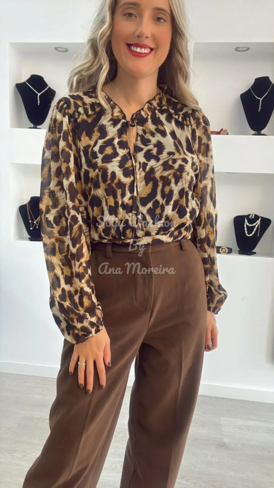 Calças Castanhas em Fazenda 5