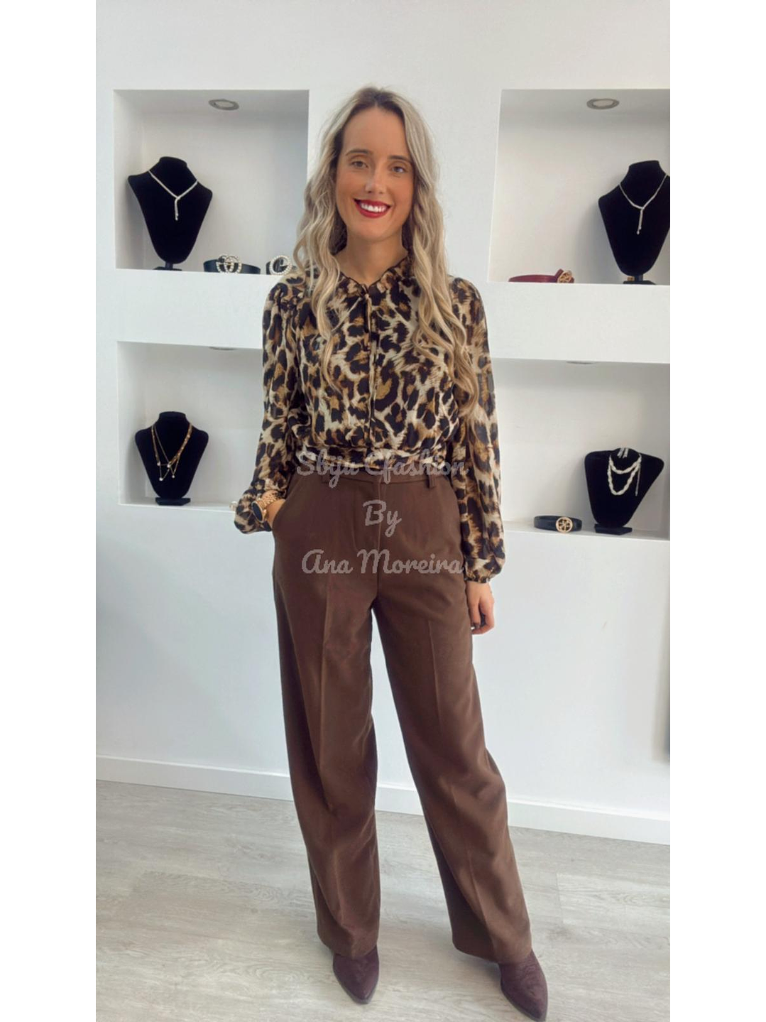 Calças Castanhas em Fazenda 1