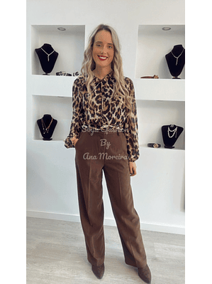 Calças Castanhas em Fazenda