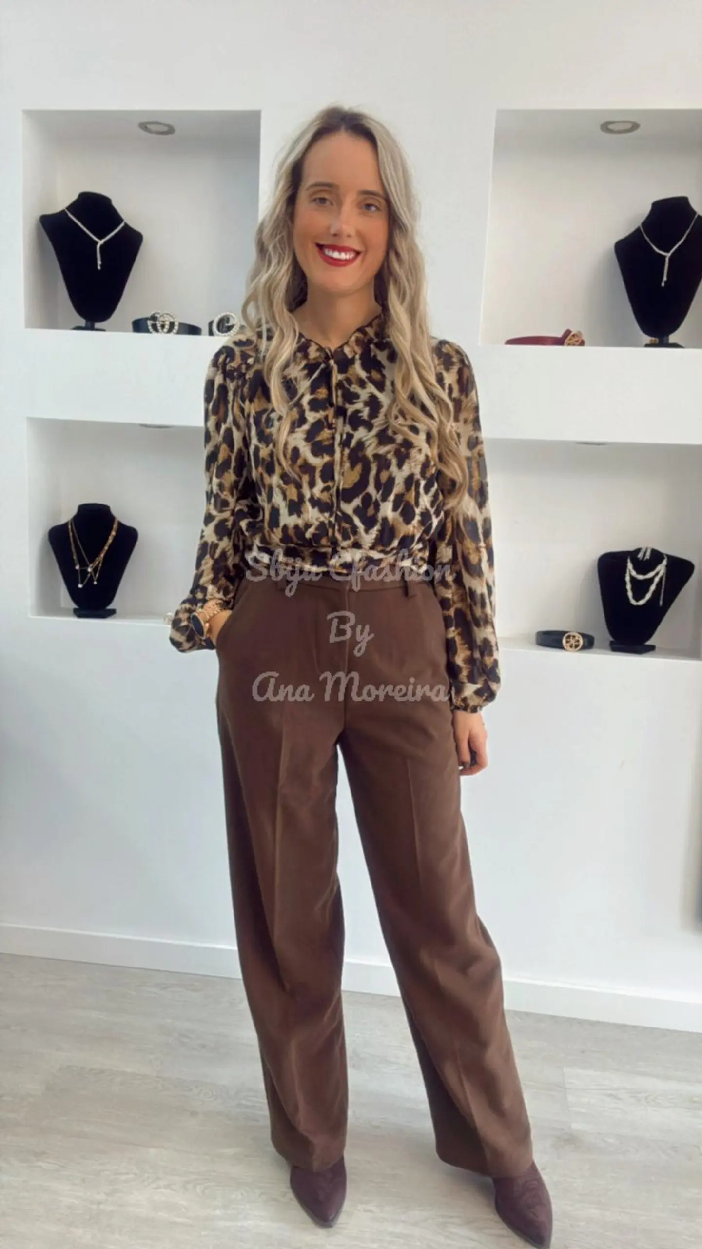 Calças Castanhas em Fazenda 1