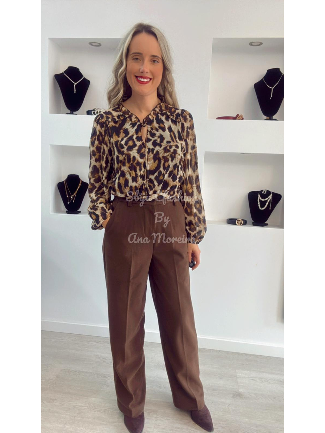 Calças Castanhas em Fazenda 6