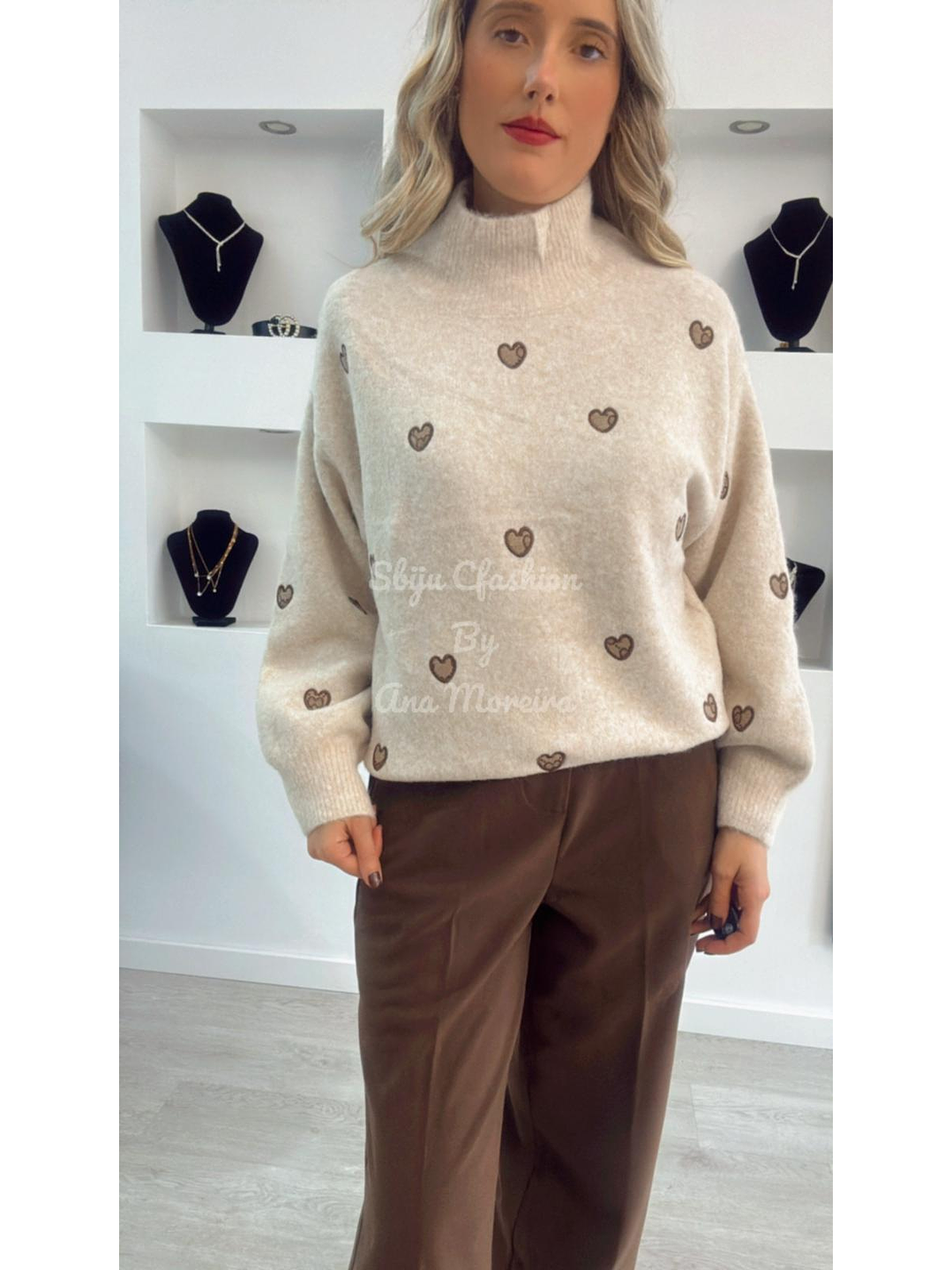 Camisola de Malha com Gola e Corações Castanhos - TU 6