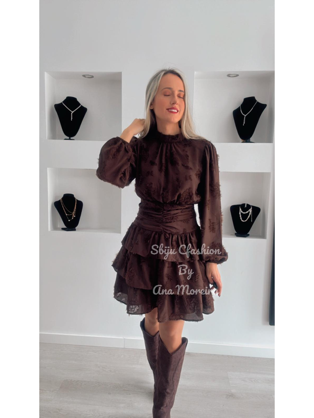 Vestido de Folhos com Textura em Relevo 7