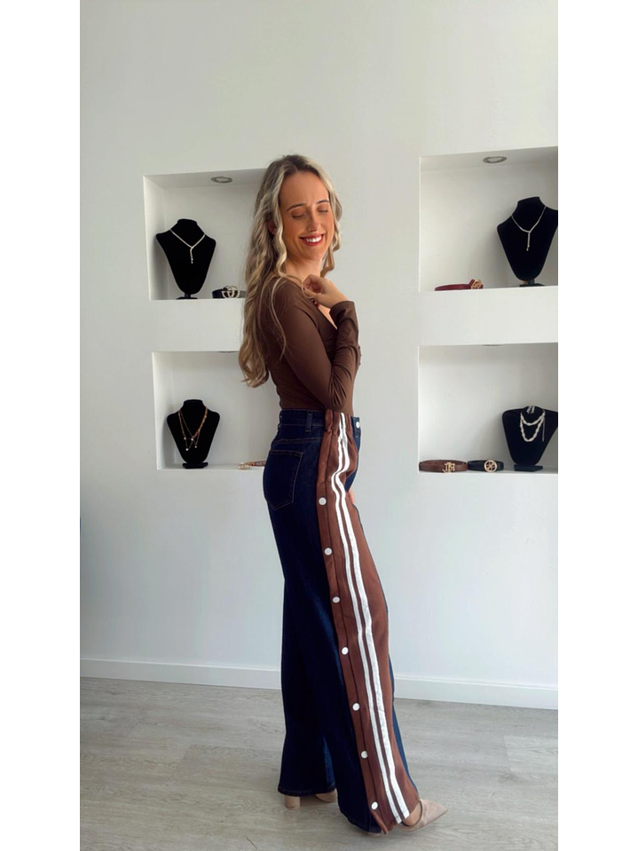 Calça de Ganga com Detalhe de Riscas e Botões Laterais 6