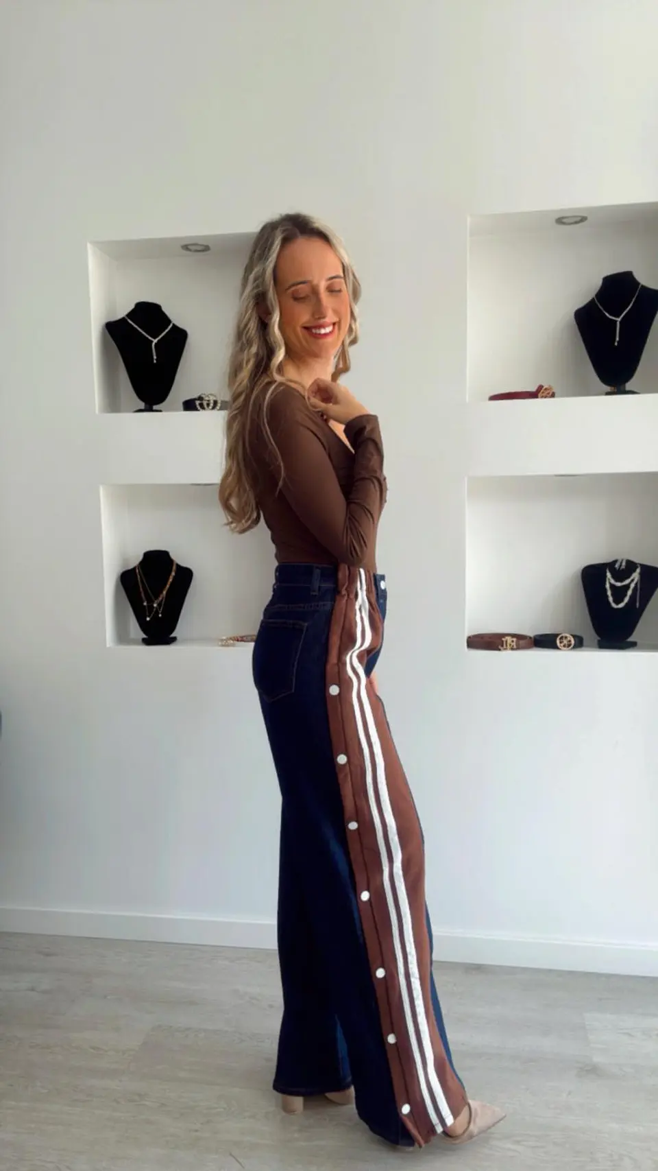 Calça de Ganga com Detalhe de Riscas e Botões Laterais 6