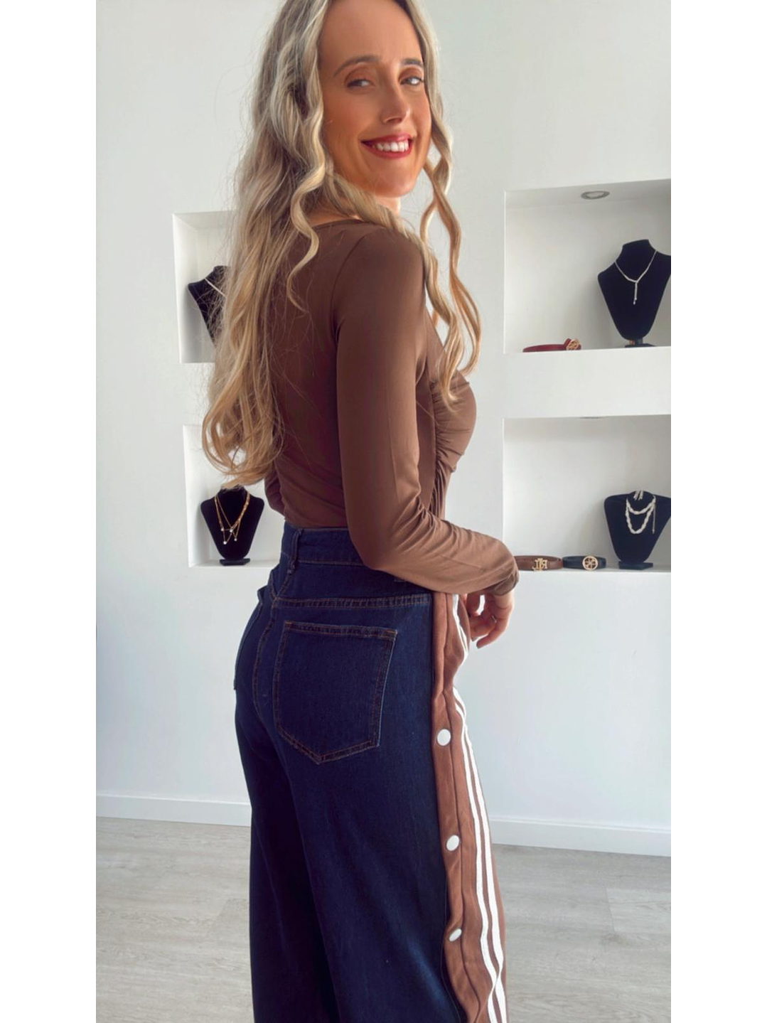 Calça de Ganga com Detalhe de Riscas e Botões Laterais 2