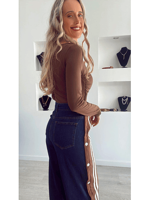 Calça de Ganga com Detalhe de Riscas e Botões Laterais