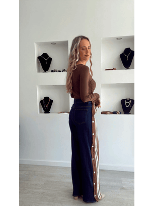 Calça de Ganga com Detalhe de Riscas e Botões Laterais