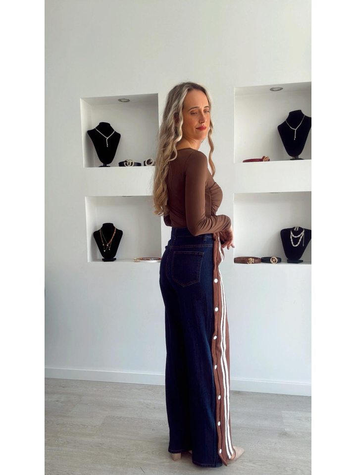 Calça de Ganga com Detalhe de Riscas e Botões Laterais 5