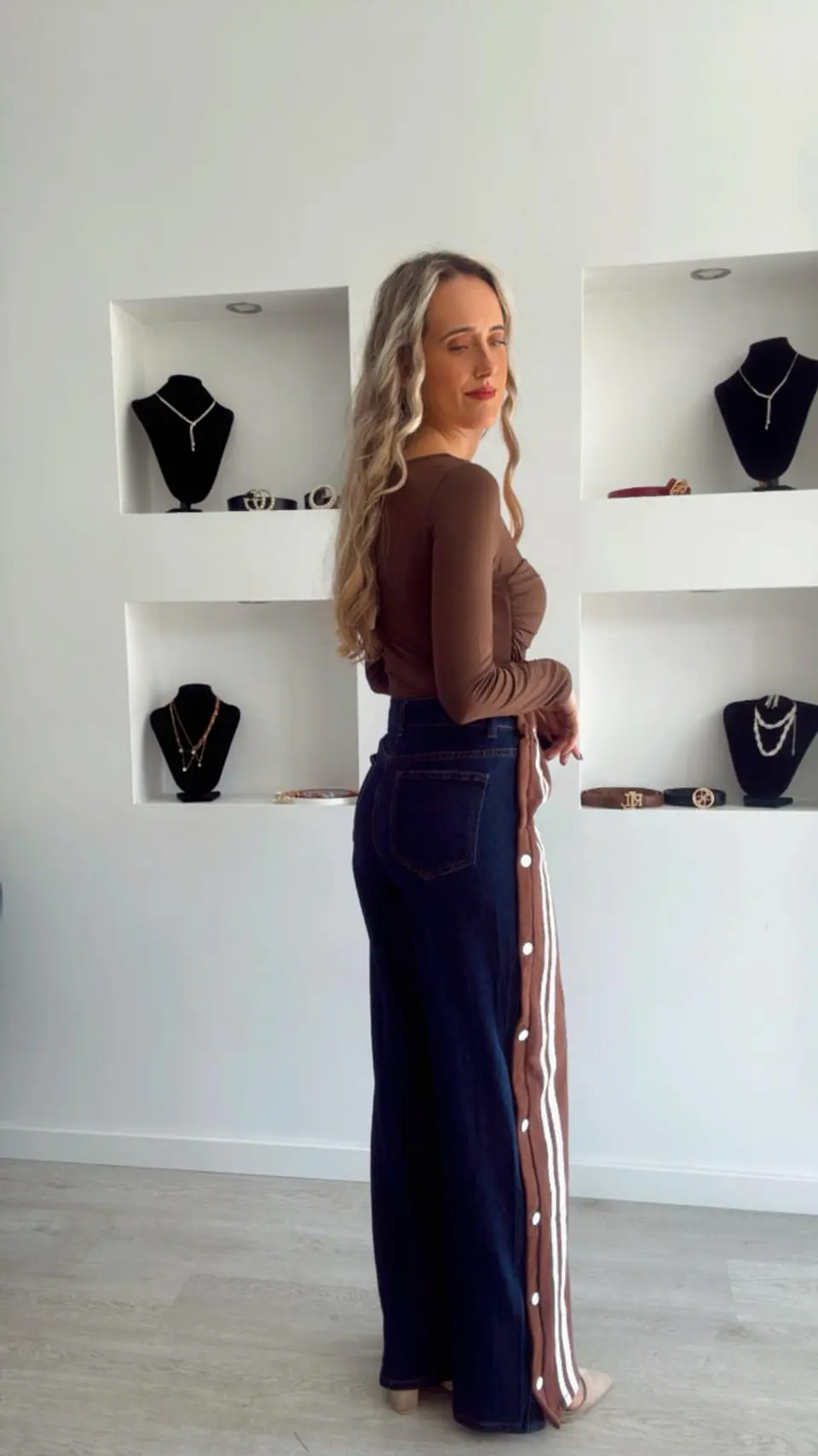 Calça de Ganga com Detalhe de Riscas e Botões Laterais 2