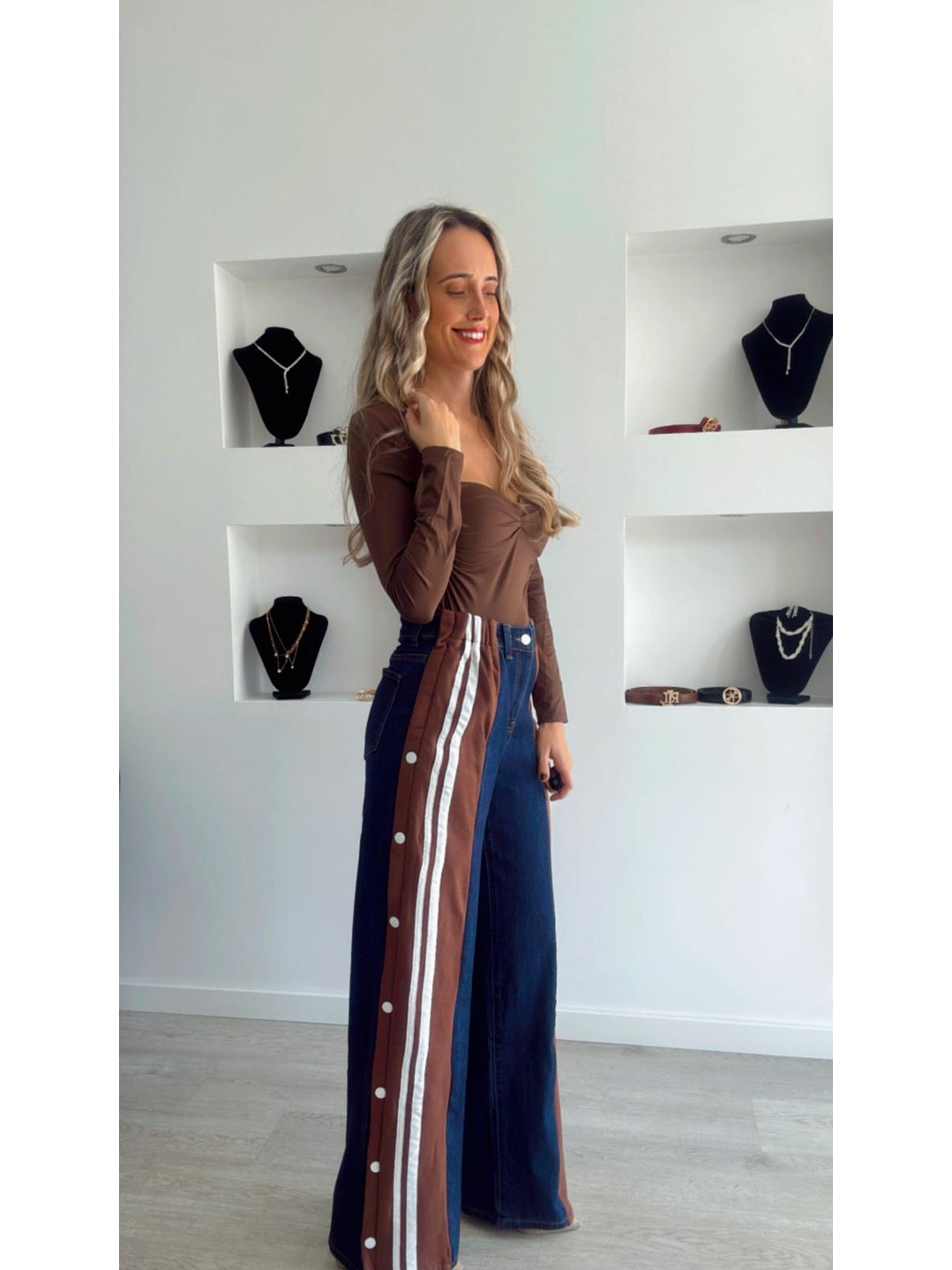 Calça de Ganga com Detalhe de Riscas e Botões Laterais 3