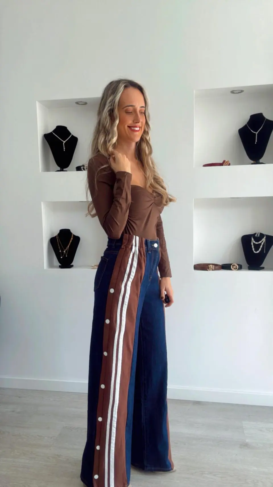 Calça de Ganga com Detalhe de Riscas e Botões Laterais 3