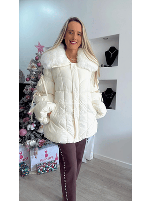 Kispo com detalhe de pelo na gola e laços nas mangas