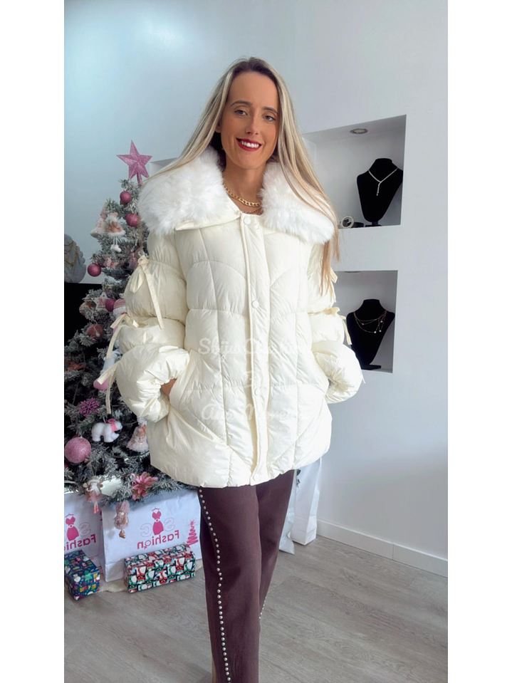 Kispo com detalhe de pelo na gola e laços nas mangas 1