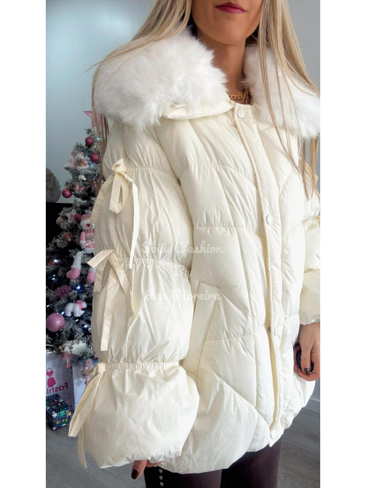 Kispo com detalhe de pelo na gola e laços nas mangas 7