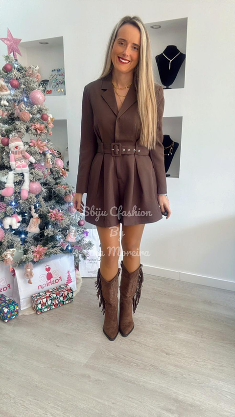 Macacão de calção castanho com cinto