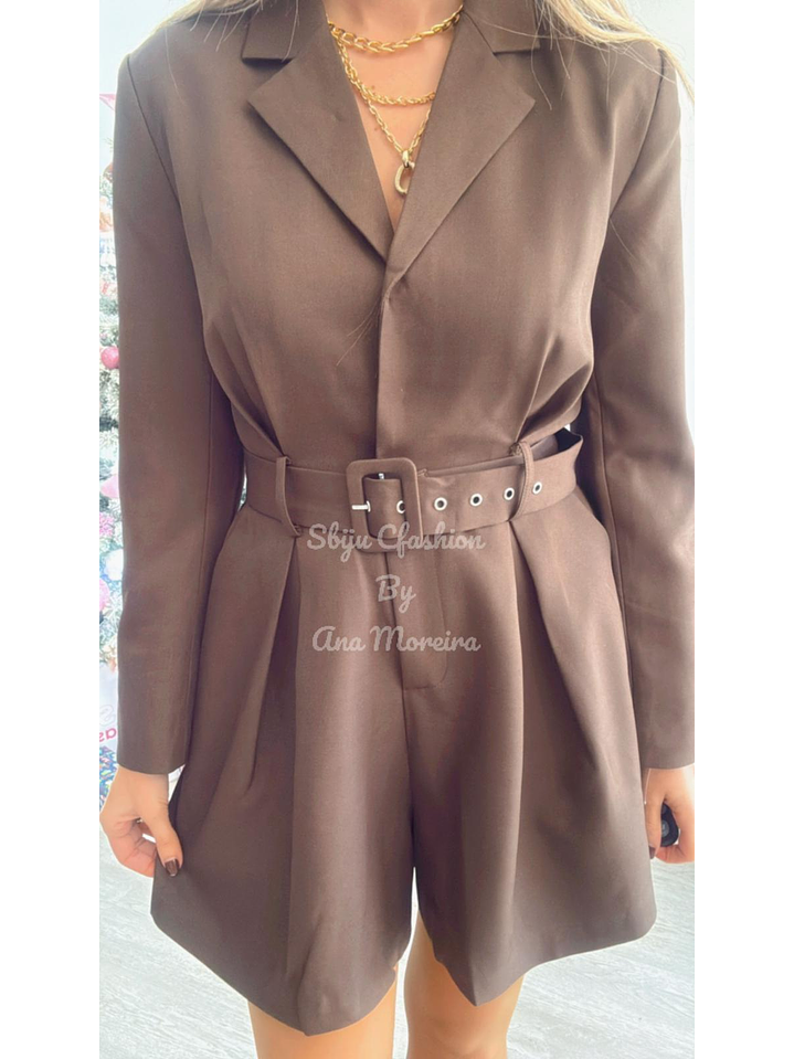 Macacão de calção castanho com cinto 3