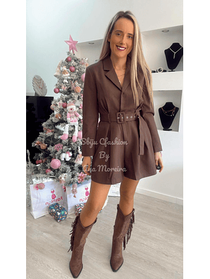 Macacão de calção castanho com cinto