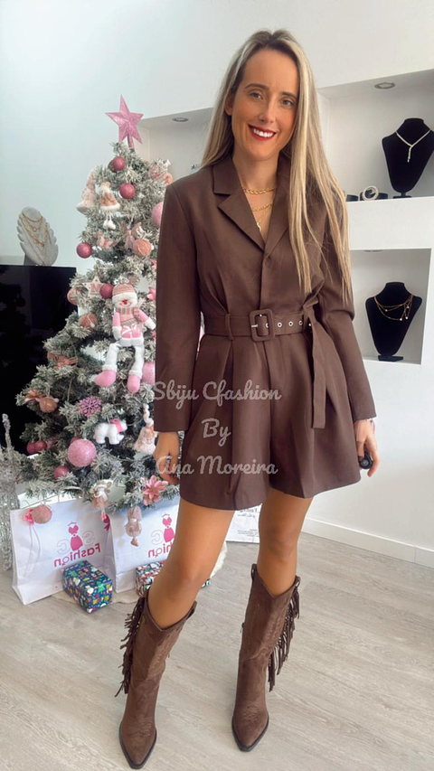 Macacão de calção castanho com cinto