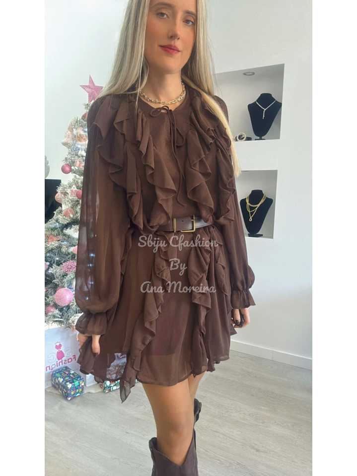 Vestido com folhos e cinto 4