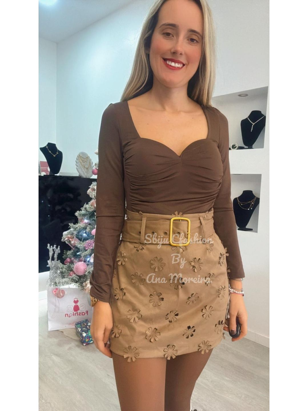 Saia-calção em pele de pêssego com detalhe de flores recortadas 3