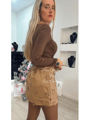 Saia-calção em pele de pêssego com detalhe de flores recortadas