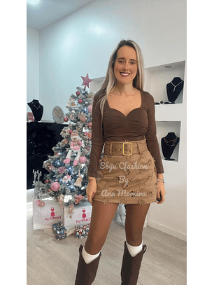 Saia-calção em pele de pêssego com detalhe de flores recortadas