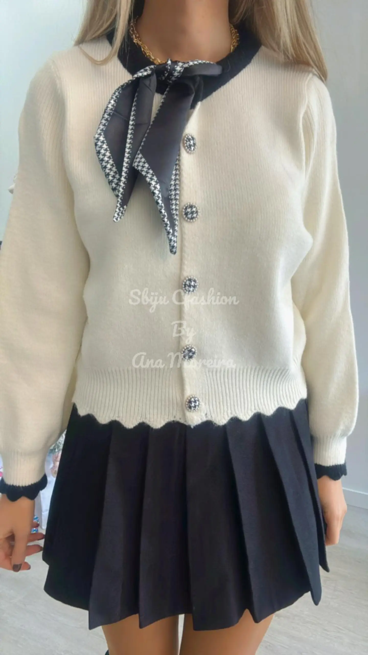 Casaco em malha com detalhe de lenço 5