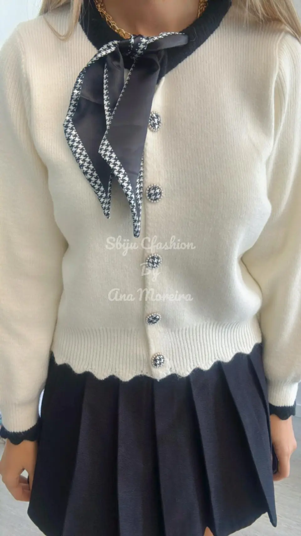 Casaco em malha com detalhe de lenço 6