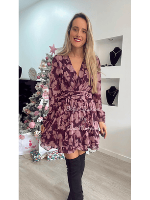 Vestido estampado com decote e detalhe na cinta
