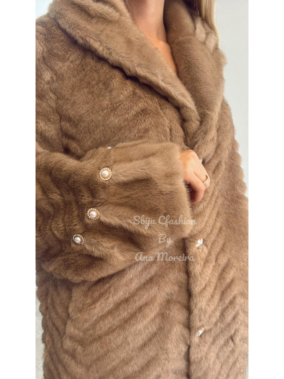 Casaco em pelo castanho com detalhe de botões em pérolas nas mangas 5