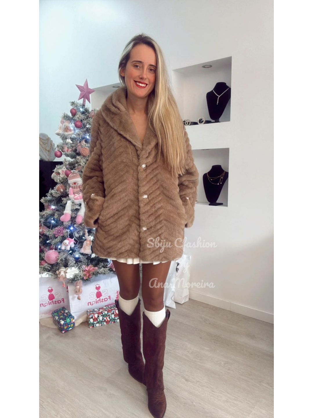 Casaco em pelo castanho com detalhe de botões em pérolas nas mangas 4
