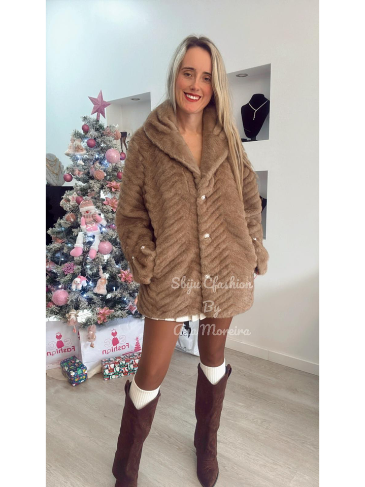 Casaco em pelo castanho com detalhe de botões em pérolas nas mangas 3