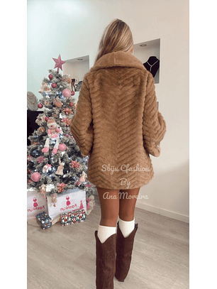 Casaco em pelo castanho com detalhe de botões em pérolas nas mangas